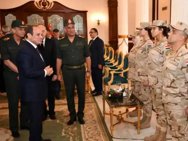 رئيس الجمهورية يلتقي عددا من كبار مُربي الخيول العربية وطلاب دورة الفروسية رقم (1) بالأكاديمية العسكرية المصرية