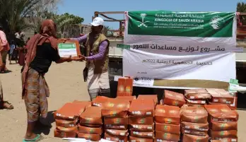 مركز الملك سلمان للإغاثة يسلم أطنان من التمور هدية المملكة لقرغيزستان ونيجيريا والنيجر واليمن