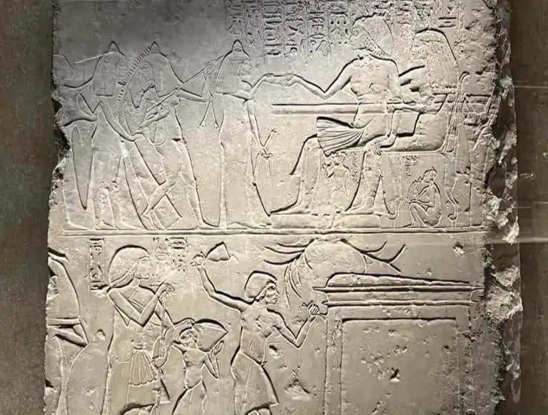 جدارية لمجموعة من العازفات وآلة السيستروم الموسيقي بمتحف شرم الشيخ