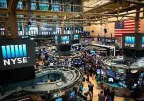 الأسهم الأمريكية تغلق الجمعة متراجعة وسط تقييم تصريحات جيروم باول أمام الكونجرس