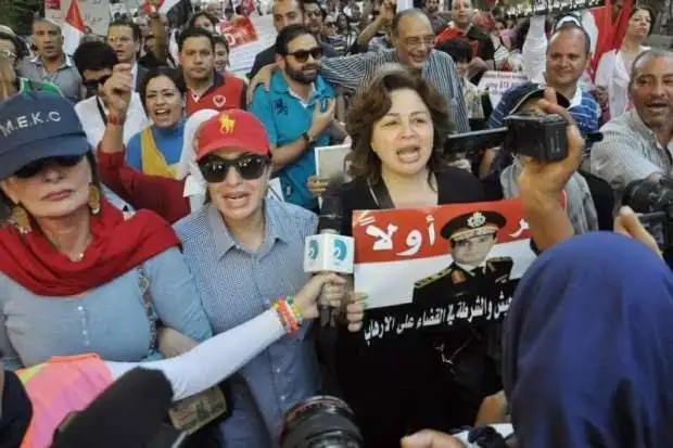 إلهام شاهين: نزلت احتفل يوم 30 يونيو في الشارع زي المجنونة
