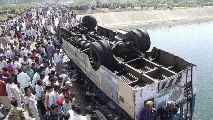 مصرع وإصابة 29 شخصا إثر سقوط شاحنة كانت تقلهم في نهر بوسط الهند