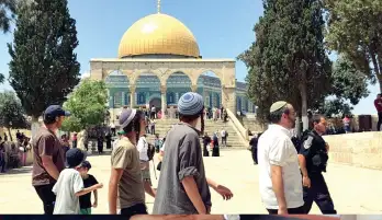 مستوطنون يقتحمون باحات المسجد الأقصى والاحتلال يعتقل فلسطينيا من مدينة الخليل