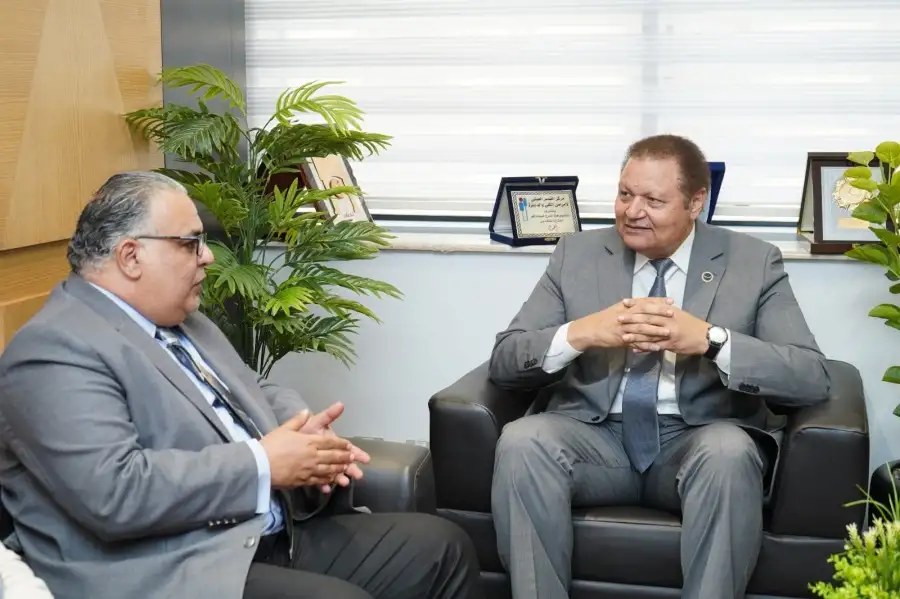 رئيس الاعتماد والرقابة الصحية يستقبل الأمين العام للمستشفيات الجامعية لمناقشة تأهيل المستشفيات للاعتماد وتقديم خدماتها بالتأمين الشامل