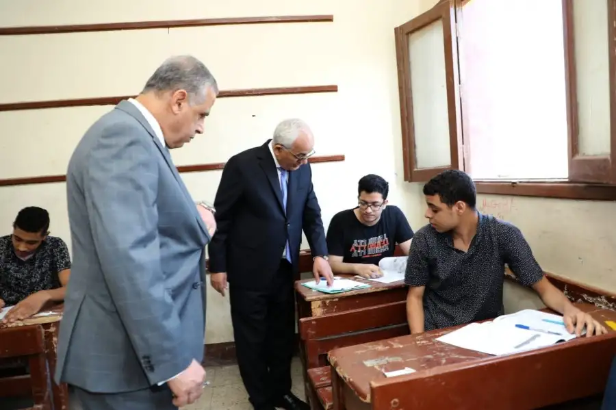 وزير التربية والتعليم ومحافظ سوهاج يتفقدان لجان امتحانات الثانوية العامة بإدارتي أخميم ودار السلام التعليمية