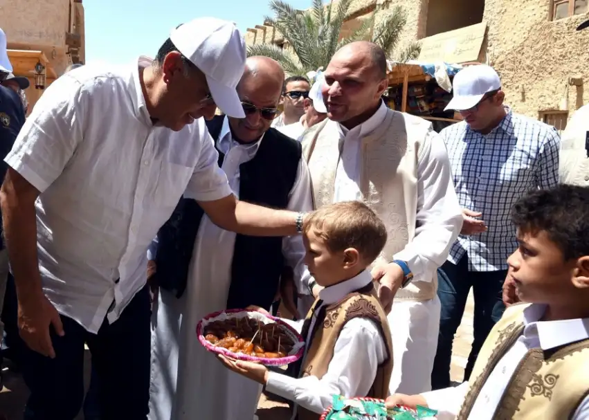رئيس الوزراء يتفقد أعمال التنسيق الحضاري بميدان السوق وترميم الواحة القديمة