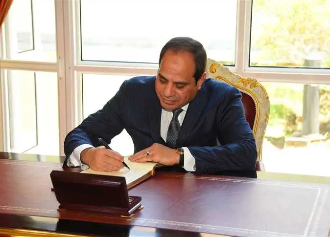 بيد الرئيس.. كلمات خطها السيسي في مواقف مختلفة