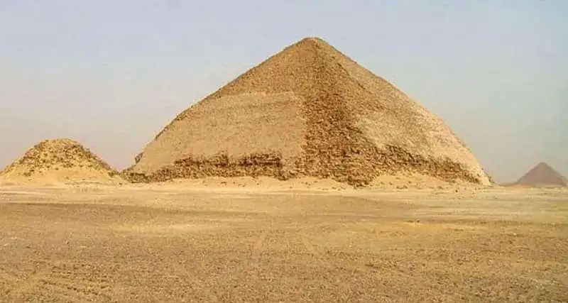 رئيس قطاع الآثار: الصورة المتداولة للهرم المنحني لا تُظهر هبوطا