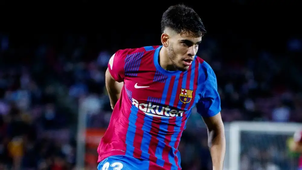 تشافي يرهن مصير نجم المغرب بثنائي برشلونة