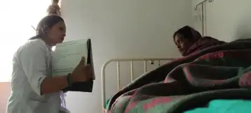 القابلات في اليمن متطوعات يتحدين ظروف الحرب لرعاية الأمهات في مخيمات النازحين