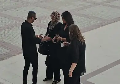 مي كساب تصل مسجد المشير طنطاوي لتلقي عزاء والدها