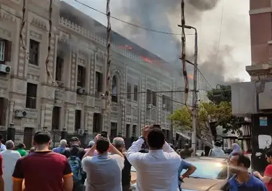 الحماية المدنية تواصل جهودها للسيطرة على حريق بوزارة الأوقاف