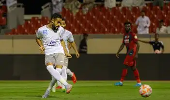 الطائي يعبر ضمك بصعوبة في افتتاح مسيرته بالدوري السعودي
