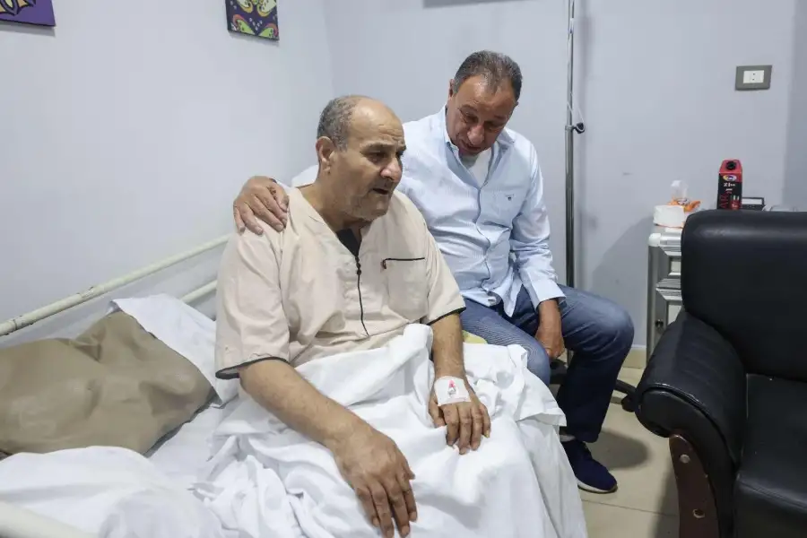 رئيس الأهلي يطمئن على الحالة الصحية لحمدي جمعة