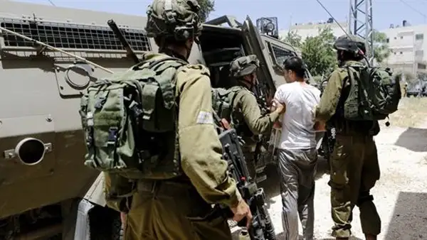الاحتلال الإسرائيلي يعتقل سبعة فلسطينيين من وسط وجنوب الضفة الغربية المُحتلة