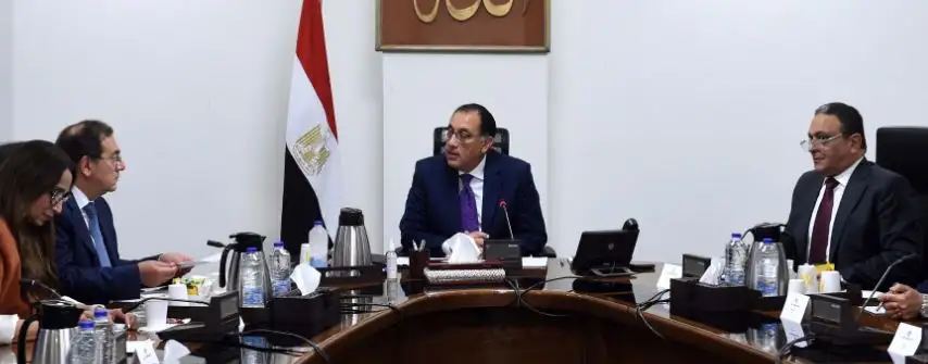 رئيس الوزراء يتابع خطط توفير الاحتياجات من المواد البترولية