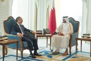 وزير الداخلية القطري يجتمع مع السفير المصري