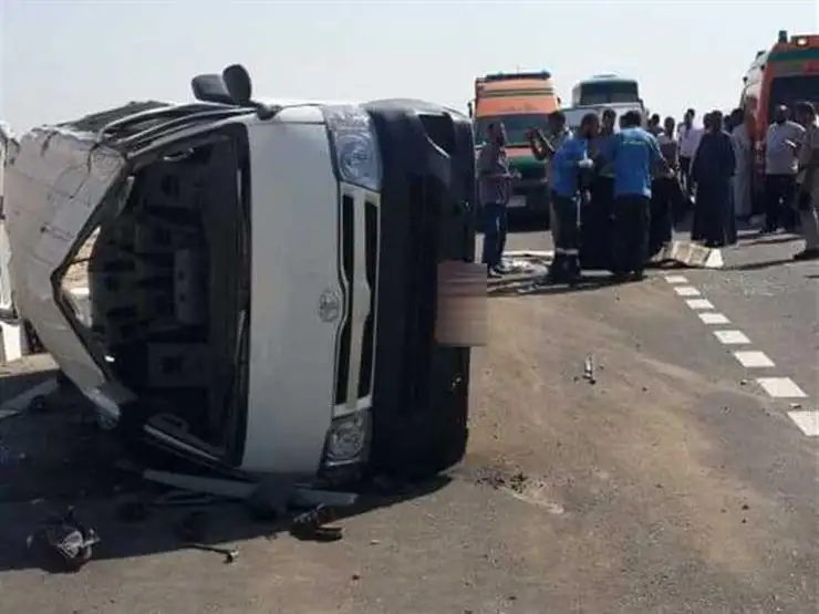 إصابة 21 شخصا إثر انقلاب سيارة ميكروباص بصحراوي المنيا الشرقي