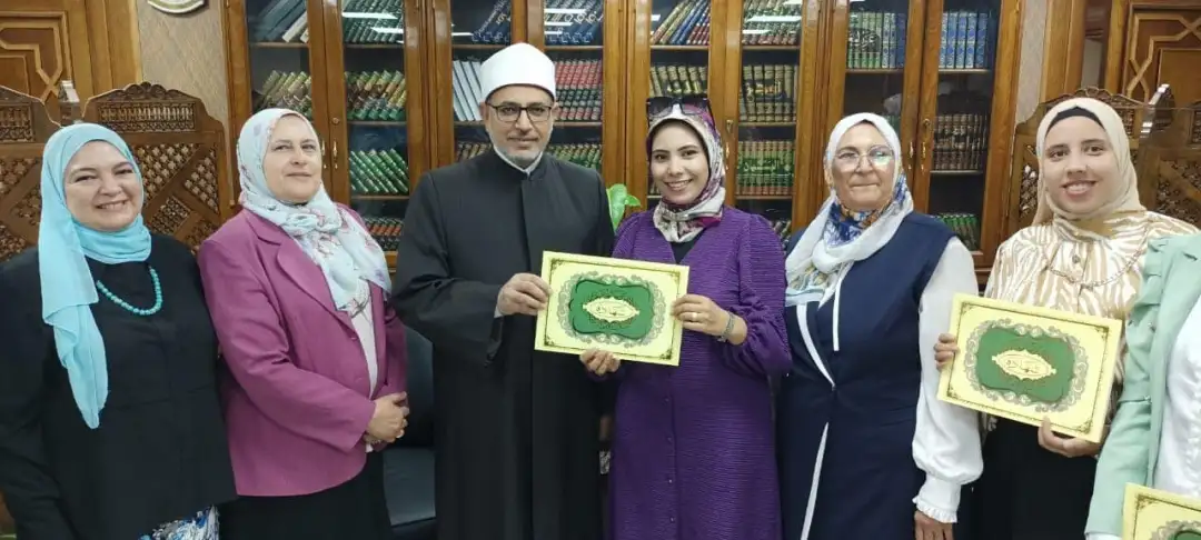 رئيس جامعة الأزهر يكرم الخريجات المتميزات في كلية التمريض