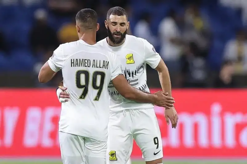 اتحاد جدة يكشف سبب غياب بنزيما عن تدريبات الفريق