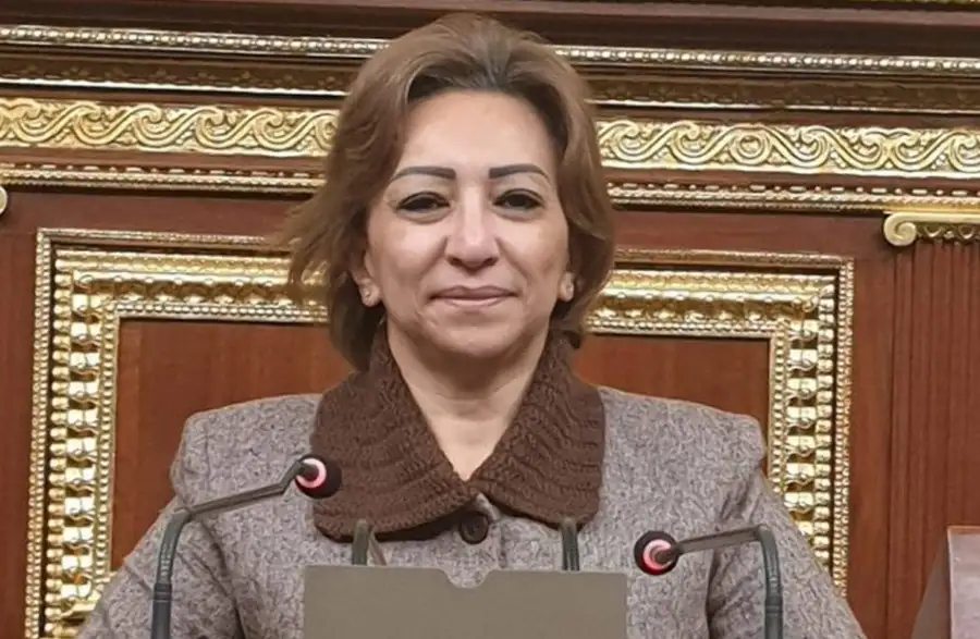 انتخابات الرئاسة.. النائبة مها عبدالناصر توقع نموذج تزكية لـ فريد زهران