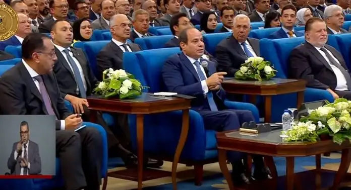 الرئيس السيسي: بتابع مشروعات الدول التانية.. الدولة حاجة تانية غير الكلام