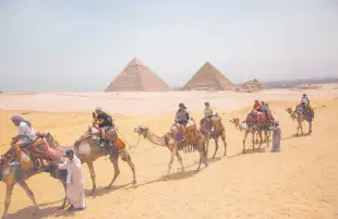مستثمرون يطالبون بحلول جذرية لمشاكل السائحين بمنطقة الأهرامات