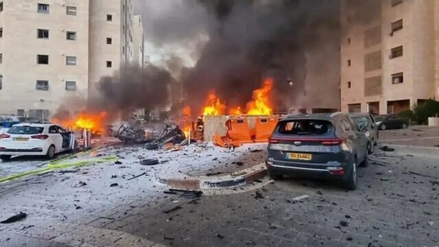 مسعفون: استشهاد 10 فلسطينيين في غارة إسرائيلية على منزل جنوب غزة