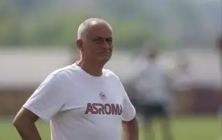 «الأعلى أجرا في العالم».. مورينيو على أعتاب الهلال السعودي