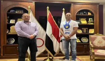 هشام حطب يكرم كرم جابر بعد تتويجه بذهبية بطولة العالم لرواد المصارعة