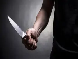 بسبب مشادة كلامية.. مريض نفسي يقتل والدته بسكين في أسوان