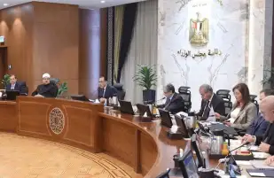 الوزراء يوافق على توريد 5 أتوبيسات تعمل بالكهرباء و2 شاحن للعمل بشرم الشيخ