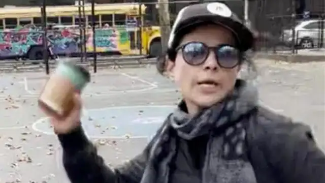 امرأة تلقي القهوة الساخنة على رجل وابنه لارتدائهما وشاح فلسطين.. وشرطة نيويورك تفرج عنها