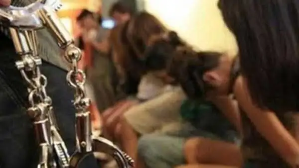بـ500 جنيه في الساعة.. ضبط شبكة دعارة بجمصة