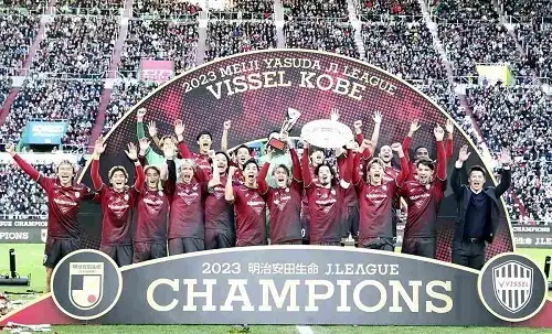 فيسيل كوبي يتوج بلقب الدوري الياباني للمرة الأولى