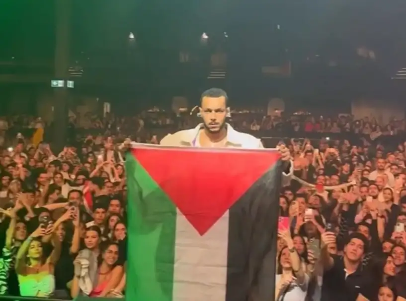 ويجز على صفحات النيويورك تايمز بالكوفية الفلسطينية لدعم غزة والحديث عن الموسيقى