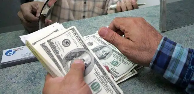 خبير اقتصادي عن انخفاض الدولار في السوق السوداء: حلول ترقيعية وليست حقيقية