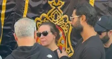وصول الفنانة ريهام عبدالغفور إلى مسجد الشرطة بالشيخ زايد لتلقي عزاء والدها