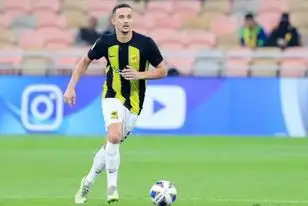 منافس الأهلي المحتمل.. مدافع اتحاد جدة يغادر مباراة ضمك مصابا
