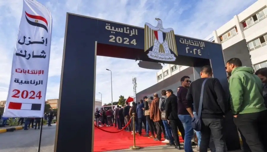 قعيدة تتخطى الـ90 عامًا تُدلي بصوتها في الانتخابات الرئاسية بالواحات البحرية