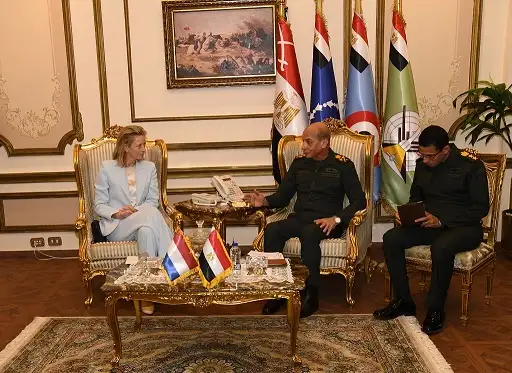 وزير الدفاع يلتقي نظيره الهولندي لمناقشة آخر المستجدات على الساحتين الإقليمية والدولية