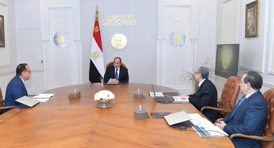 الرئيس السيسي يجتمع مع مدبولي ووزيري الكهرباء والبترول