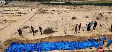 حفر مقبرة جماعية في رفح الفلسطينية لدفن 80 شهيدا سلمهم الاحتلال