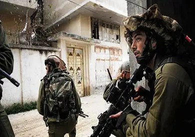 واينت: جندي إسرائيلي يعدم ميدانيا معتقلا فلسطينيا طلب منه حراسته في غزة