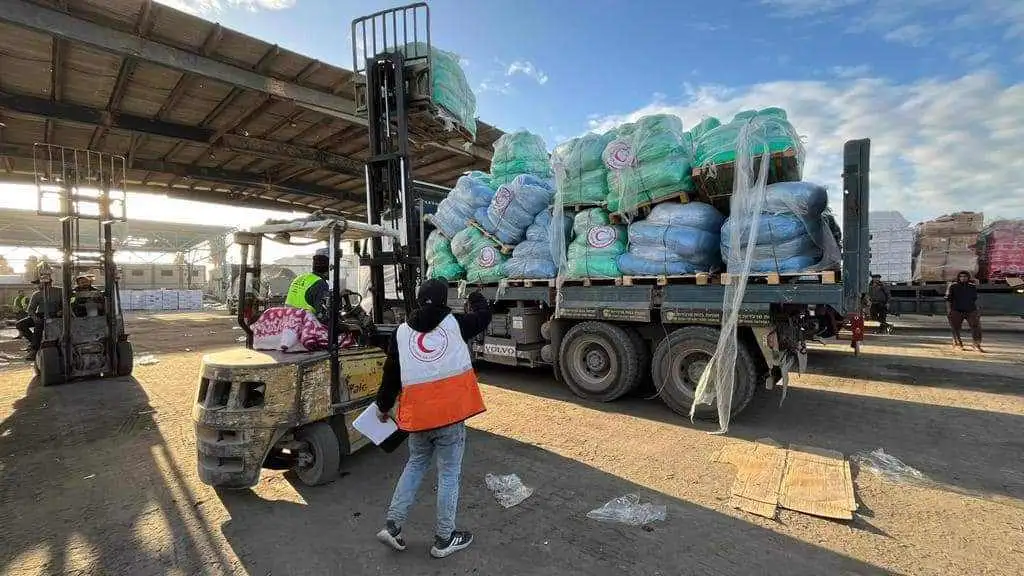 الهلال الأحمر الفلسطيني: شاحنات المساعدات التي تدخل إلى غزة تناقصت بشكل كبير