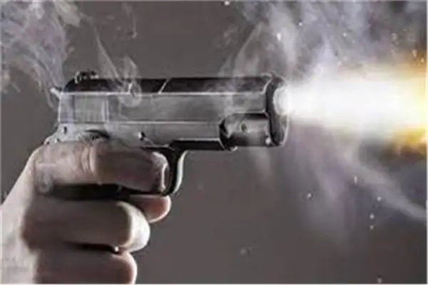 حبس المتهمين بقتل شخص وإصابة ابنه بأعيرة نارية في الصف