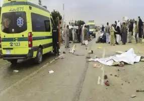 إصابة 15 شخصا إثر حادث تصادم سيارتين بصحراوي المنيا الغربي