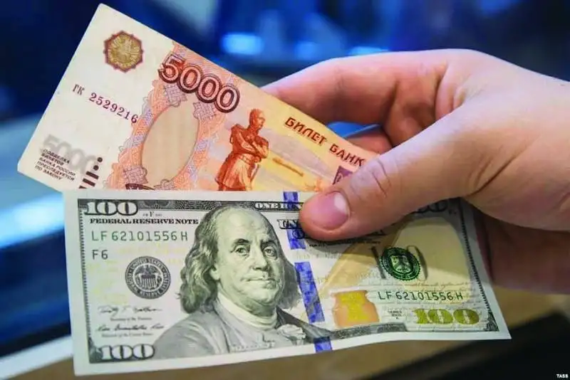 تراجع الدولار واليورو مقابل الروبل في بورصة موسكو اليوم