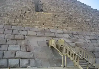 وزارة الآثار توضح حقيقة مشروع إعادة كساء هرم منكاورع