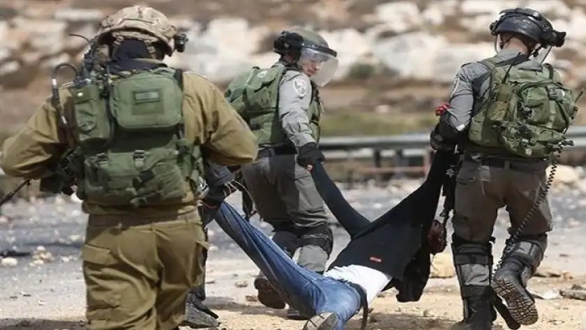 القوات الإسرائيلية تعتقل 25 فلسطينيا من الضفة الغربية